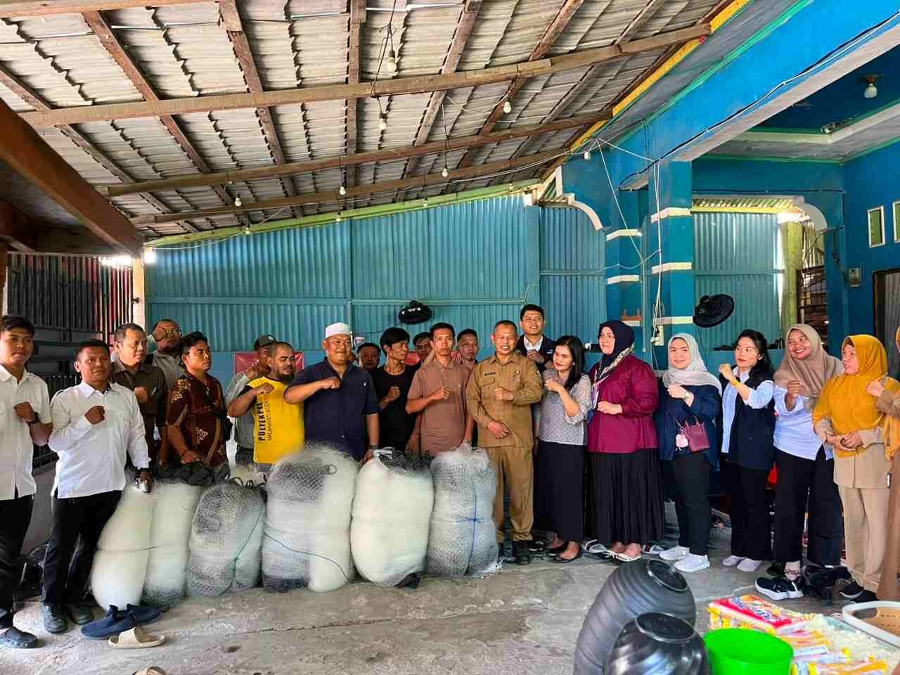 Kadis Perikanan Wakili Wali Kota Terima 292 Unit Alat Tangkap Ikan untuk Nelayan Teluk Nibung