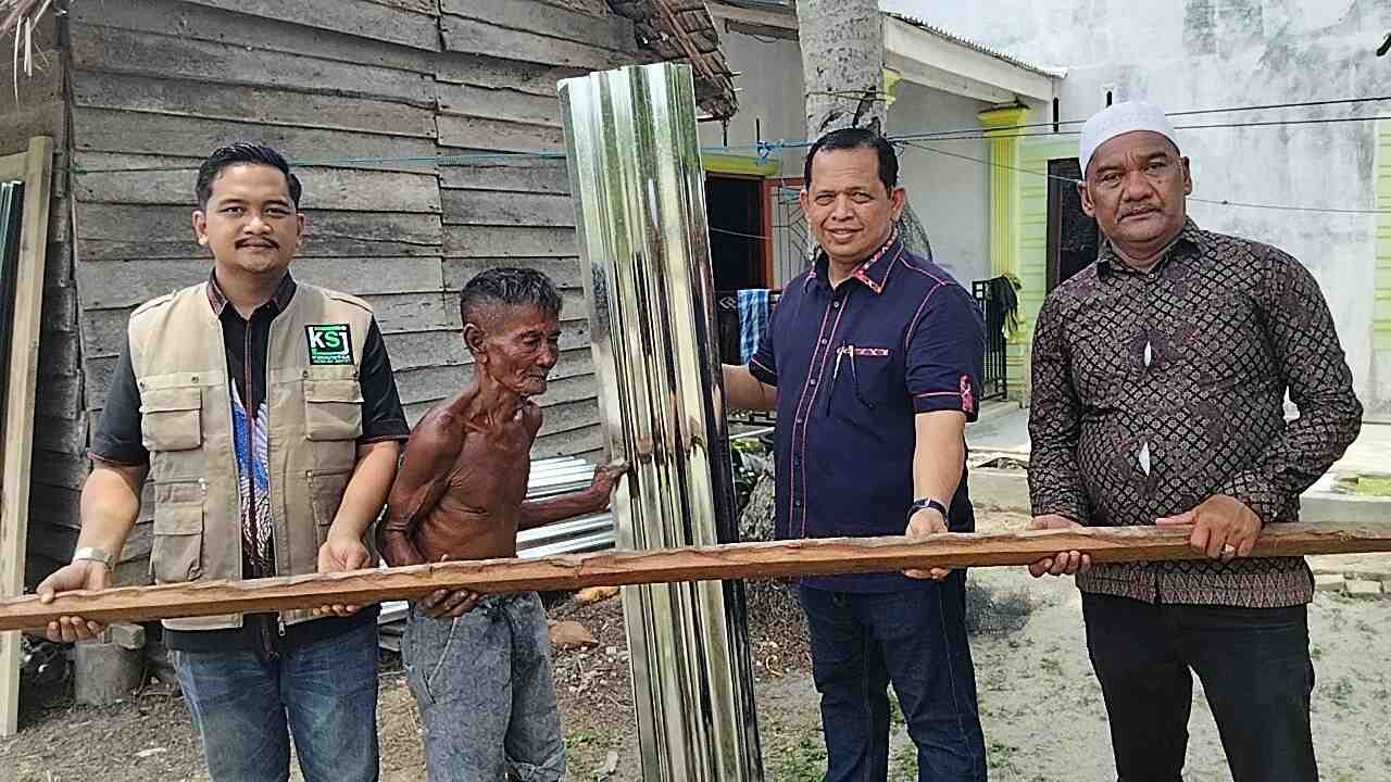 Pembina KSJ Ikhwan Lubis Letakkan Batu Pertama Rumah Warga Korban Puting Beliung