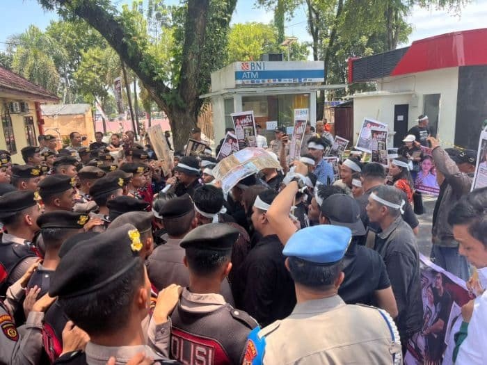 Puluhan Warga Geruduk Polda Sumut, Desak Kematian Winda Lorenza Gowasa Diusut Tuntas