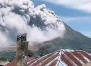 SINABUNG KEMBALI MENGAMUK! Kolom Abu Membubung 3.500 Meter, Pemkab Karo Imbau Warga Tetap Waspada