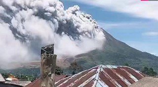 SINABUNG KEMBALI MENGAMUK! Kolom Abu Membubung 3.500 Meter, Pemkab Karo Imbau Warga Tetap Waspada