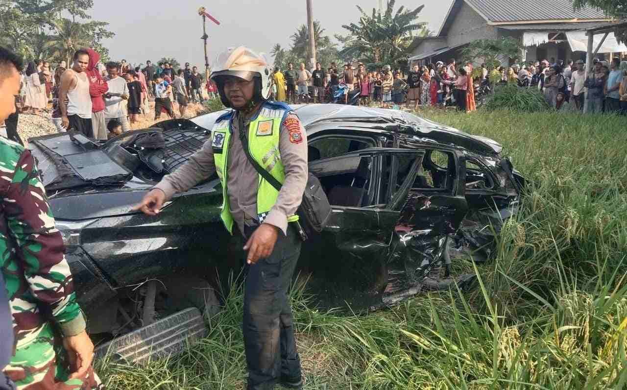 Satu Unit Avanza Dihantam KA Siantar Express di Perlintasan Tanpa Palang Pintu Sergai, Satu Tewas Dua Luka Berat