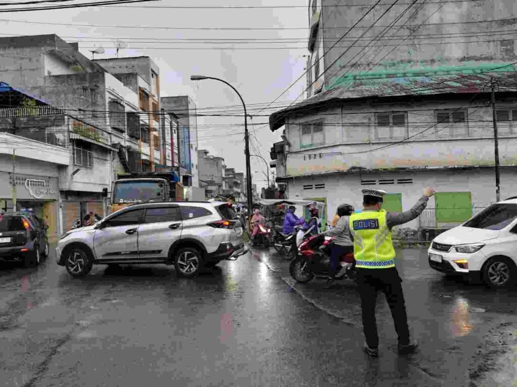 Hujan Tak Halangi Polisi Atur Lalu Lintas, Sat Lantas Tanjungbalai Siaga di Titik Rawan Macet