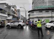 Hujan Tak Halangi Polisi Atur Lalu Lintas, Sat Lantas Tanjungbalai Siaga di Titik Rawan Macet