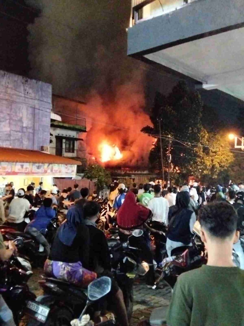 KEBAKARAN HEBAT DI JL SM RAJA, API MEMBUBUNG TINGGI DAN SEDOT PERHATIAN WARGA