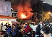 KEBAKARAN HEBAT DI JL SM RAJA, API MEMBUBUNG TINGGI DAN SEDOT PERHATIAN WARGA
