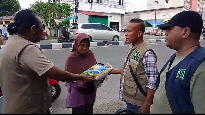 KSJ Santuni Kaum Dhuafa dan Pencari Barang Bekas di Jalan Letda Sujono Medan