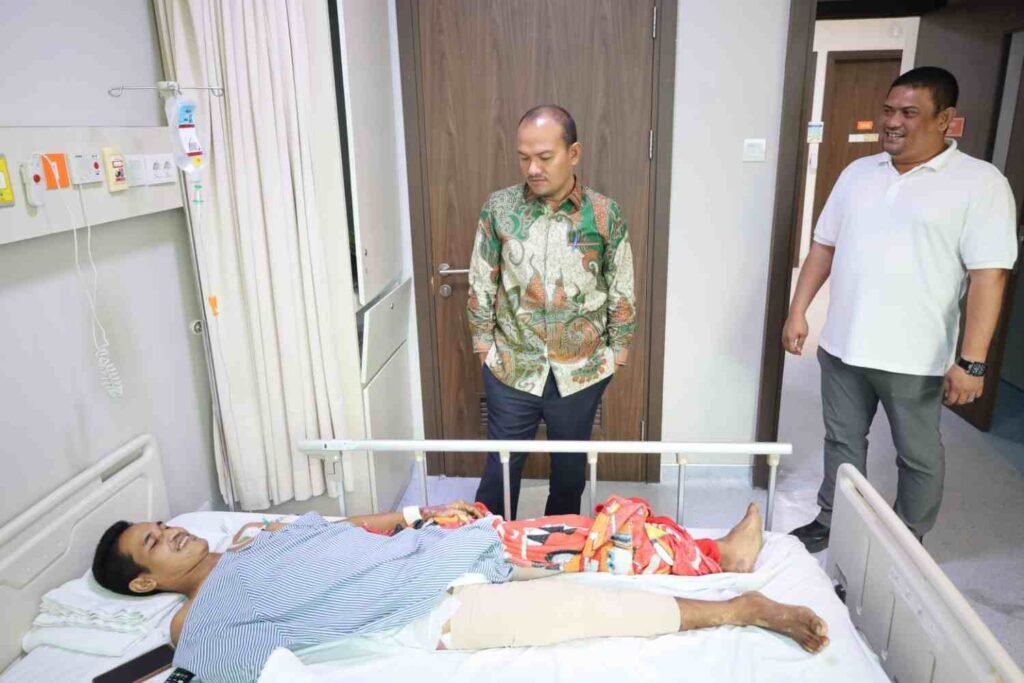 Kadis LH Tanjungbalai Dampingi Wali Kota Jenguk Korban Kecelakaan Kerja di RS Siloam
