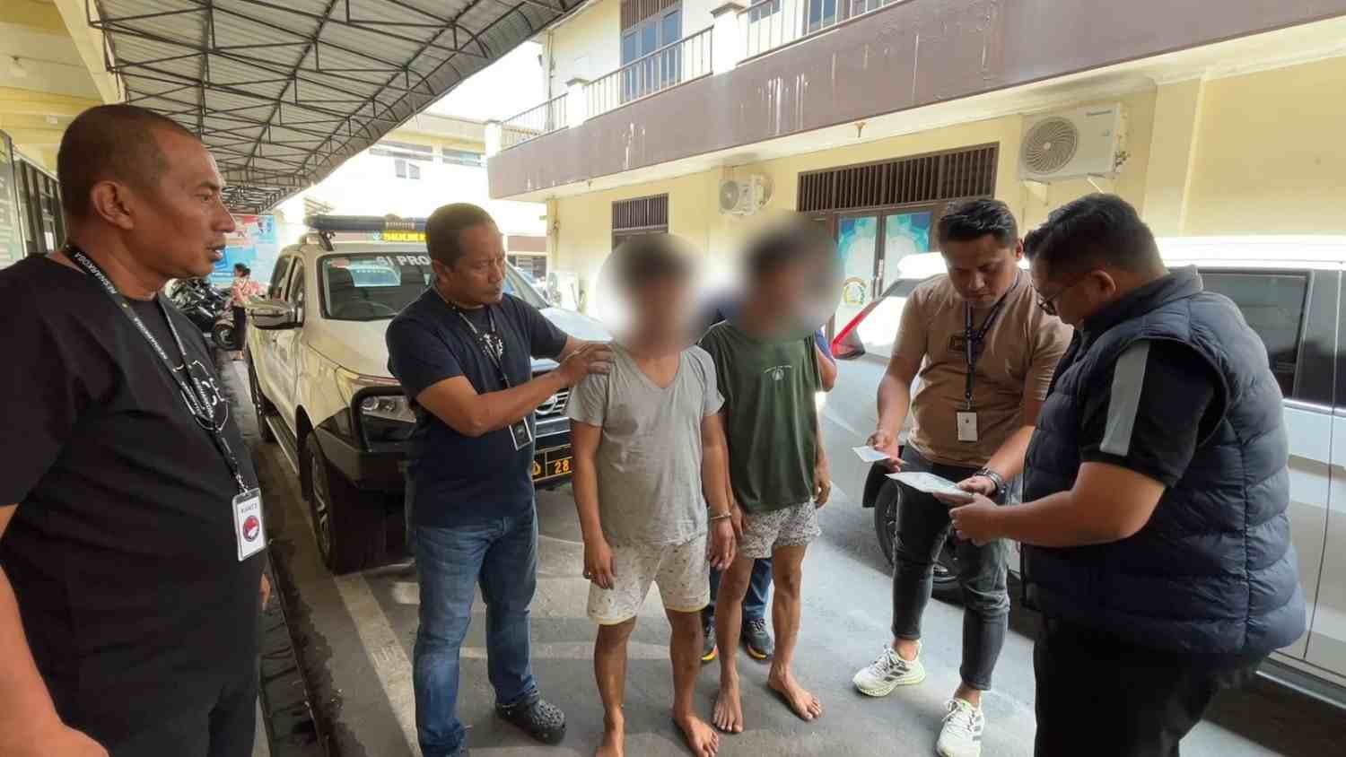 Polisi Sergap 2 “Spiderman” yang Lompati 10 Atap Rumah Warga, 4 Paket Sabu Diamankan