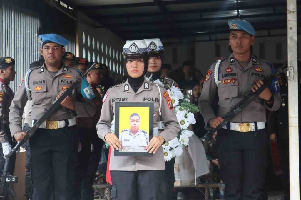 Polres Tanjungbalai Antar Aipda Jon Aries Siagian dengan Tradisi Kepolisian (1)