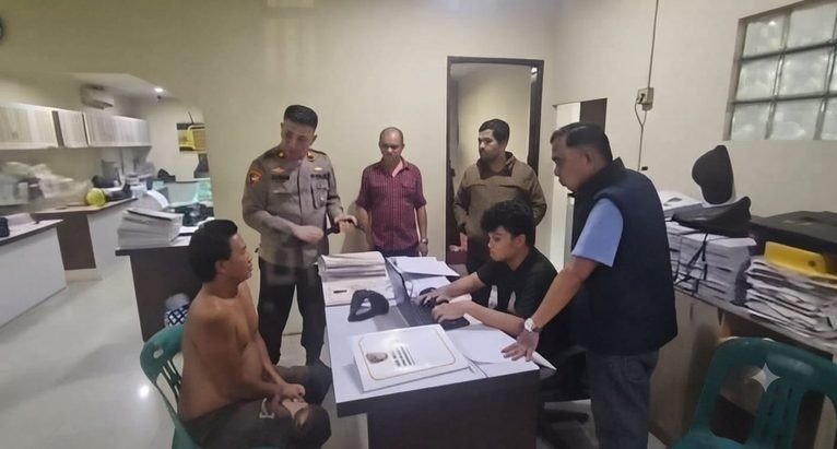 SEMBUNYI DI SUMUR, TERDUGA BEGAL MOTOR DI SAMPALI DICIDUK POLISI