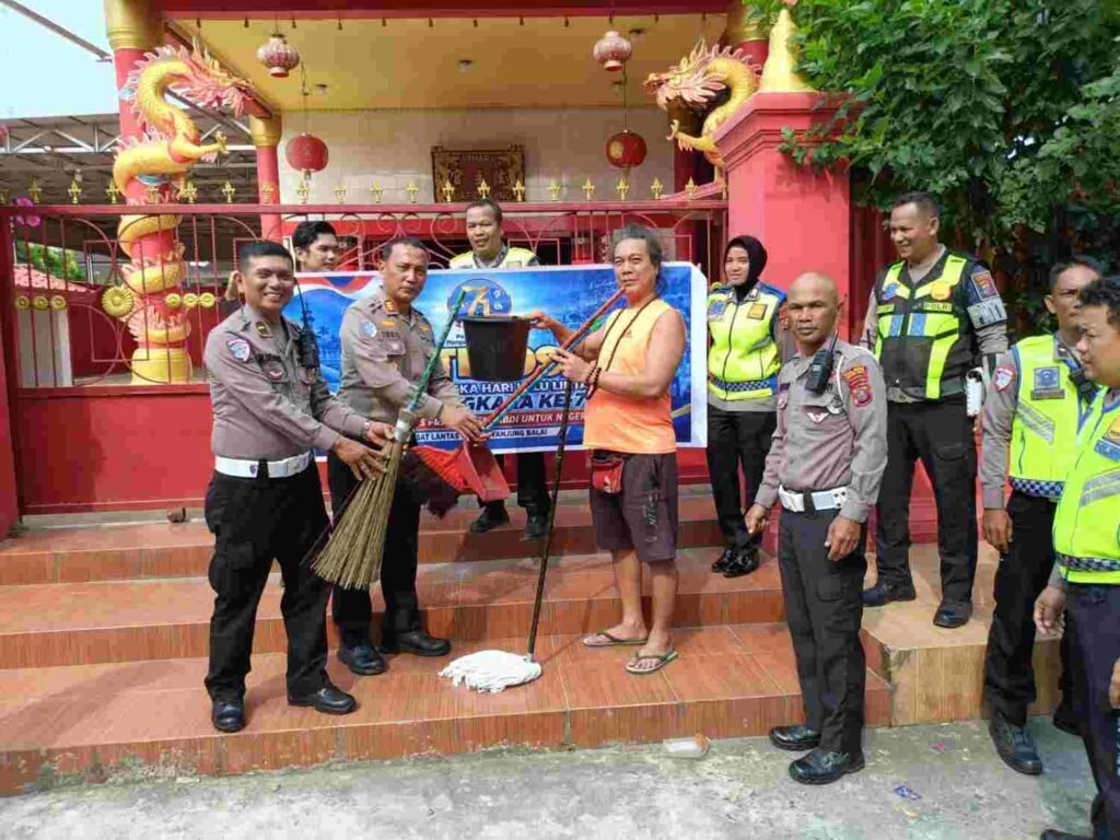 Sambut HUT Lalu Lintas ke-71, Satlantas Tanjungbalai Bersihkan Tiga Rumah Ibadah