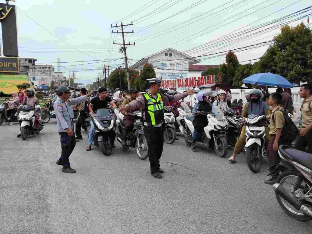 Sat Lantas Polres Tanjungbalai Amankan Arus Lalu Lintas Pulang Sekolah di Jalan Sudirman