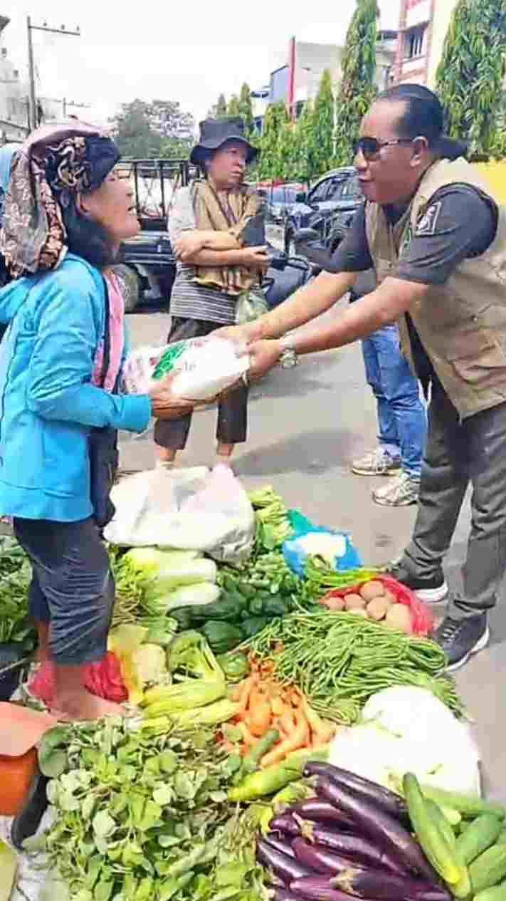 Tiada Jumat Tanpa Sedekah, Tim Jurnalis KSJ Bagikan Beras kepada Duafa di Tengah Kota Medan