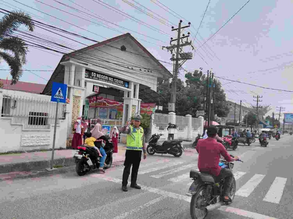 Personel Sat Lantas Polres Tanjung Balai Lakukan Pengamanan Jalur Pulang Sekolah, Pastikan Keselamatan Para Siswa