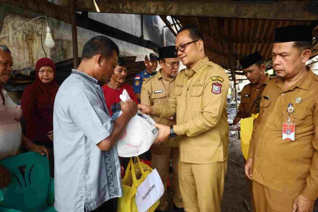 Wawako Tanjungbalai Serahkan Bantuan untuk Korban Kebakaran di Sirantau